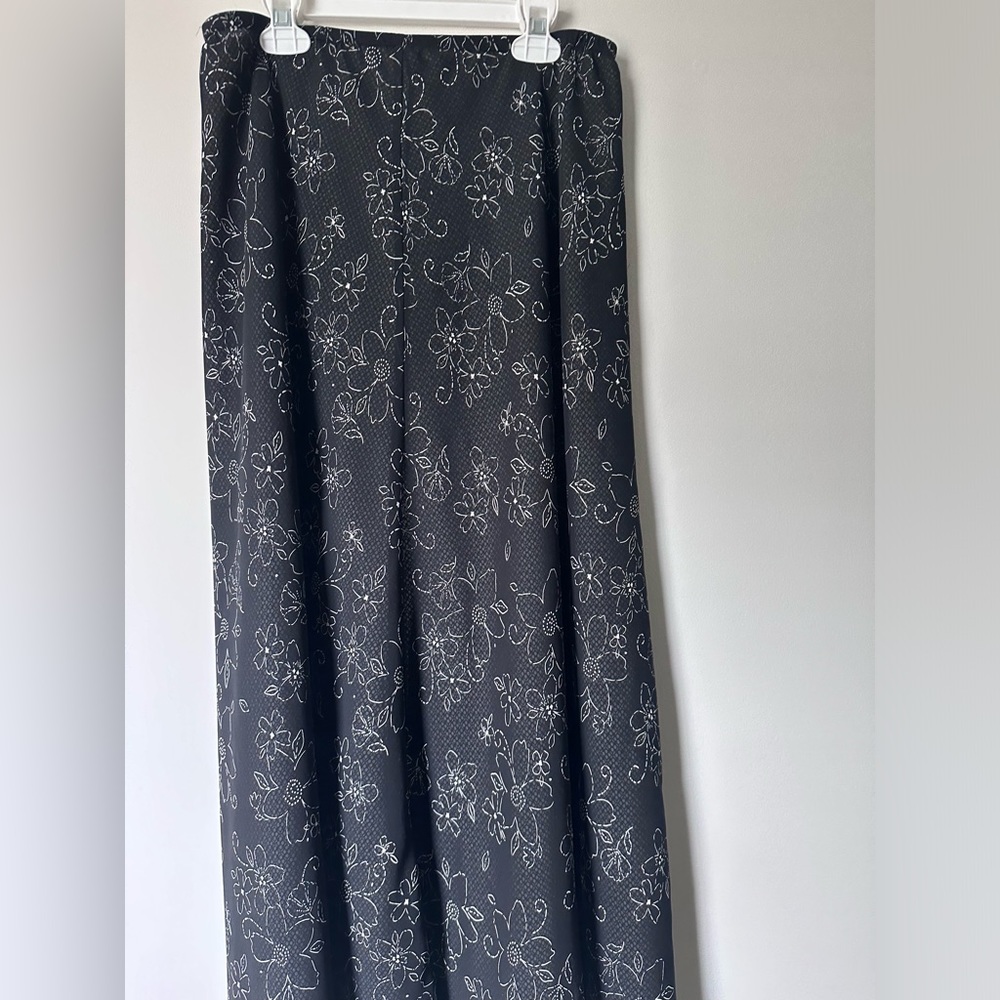 Two sided skirt. Size 8/10. Both sides are well designed. Elastic band.